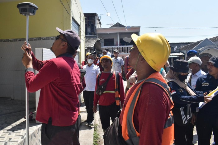 Penertiban bangunan liar di dekat Sungai Kalianak demi mencegah banjir