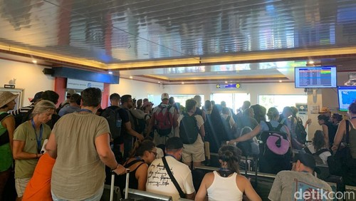 Ribuan penumpang membentuk antrean panjang di ruang tunggu Pelabuhan Lembar, Lombok Barat, Kamis (07/8/2025).