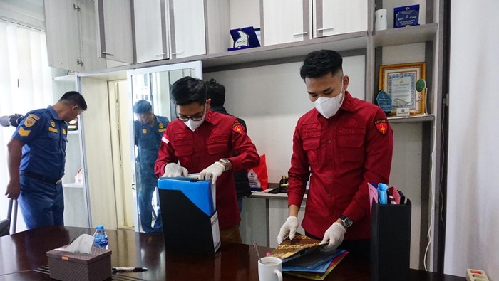 Penyidik Kejari Bintan melakukan pengeledahan di kantor UPP Kelas I Tanjunguban.(Dok Kejari Bintan)