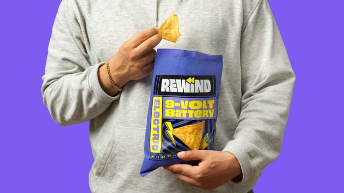 Merek makanan ringan asal Belanda, Rewind, meluncurkan keripik tortilla dengan rasa menyerupai baterai 9 volt.