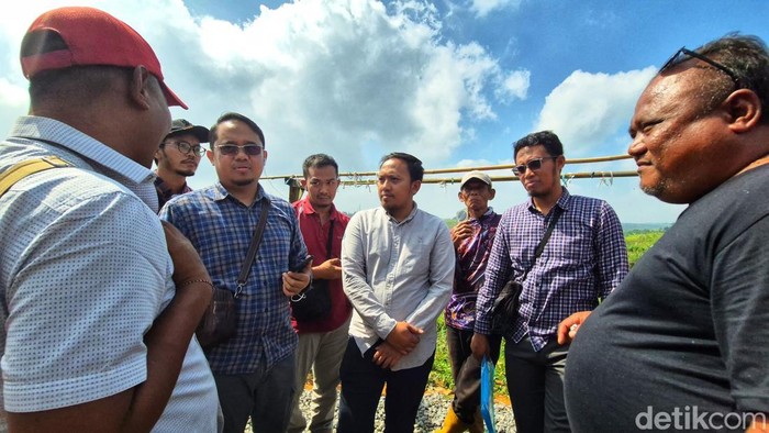 Perwakilan PLN dan pihak PT Chakramas terlibat perdebatan di lokasi pembangunan tower SUTT T32 dan T33 di Kampung Hegarsari, Desa Cihaur, Kecamatan Simpenan, Kabupaten Sukabumi, Kamis (7/8/2025). Sengketa lahan antara keduanya membuat proyek jaringan listrik ke wilayah Jampang Kulon tersendat.