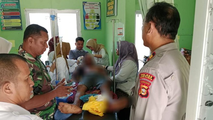 Petani di Musi Rawas yang sedang dirawat usai diserang beruang.