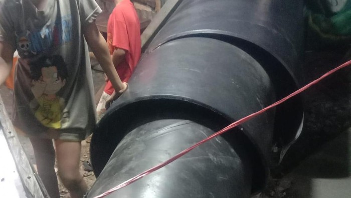 Pipa Besi muatan truk trailer terlepas lalu jatuh dari atas Tol Wiyoto Wiyono dan menimpa lapak pedagang di Pasar Cipluk, Penjaringan, Jakarta Utara, Rabu (6/8/2025) malam.