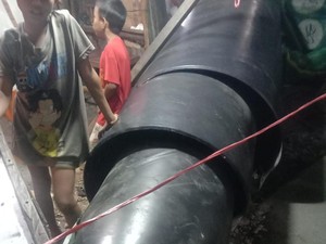 Pipa Jumbo Lepas dari Truk di Atas Tol Jakut: 4 Warga Luka, 9 Lapak Rusak