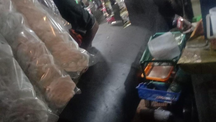 Pipa Besi muatan truk trailer terlepas lalu jatuh dari atas Tol Wiyoto Wiyono dan menimpa lapak pedagang di Pasar Cipluk, Penjaringan, Jakarta Utara, Rabu (6/8/2025) malam.