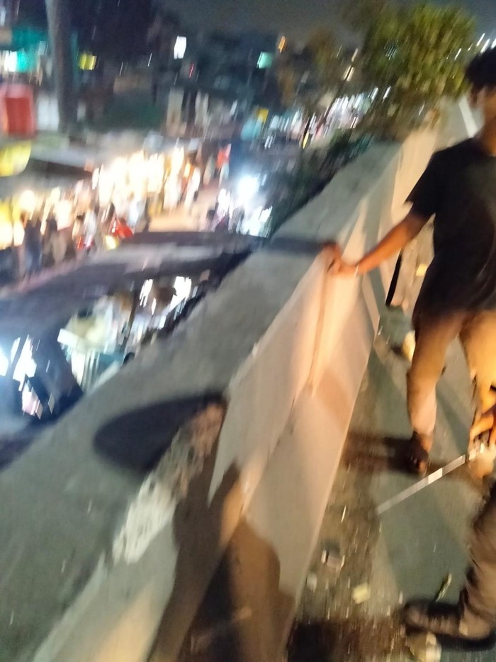 Pipa Besi muatan truk trailer terlepas lalu jatuh dari atas Tol Wiyoto Wiyono dan menimpa lapak pedagang di Pasar Cipluk, Penjaringan, Jakarta Utara, Rabu (6/8/2025) malam.