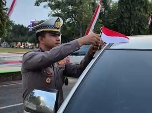 Sambut HUT Ke-80 RI, Polantas Menyapa Bagikan Ribuan Bendera-Bunga Mawar ke Masyarakat