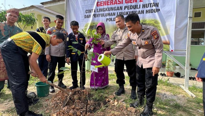 Polda Riau menanam pohon di SMA Pekanbaru, aksi kecil yang berdampak besar bagi lingkungan, Kamis (7/8/2025).