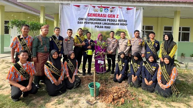 Polda Riau menanam pohon di SMA Pekanbaru, aksi kecil yang berdampak besar bagi lingkungan, Kamis (7/8/2025).