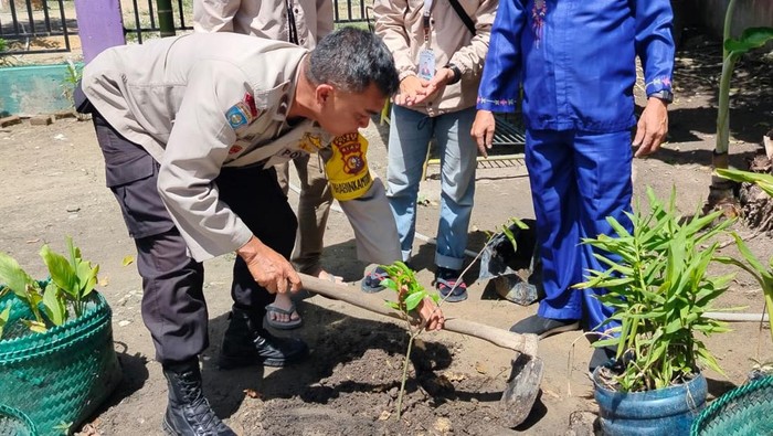 Polisi dan Mahasiswa Agen Green Policing mengajak warga di Siak tanam pohon dan jaga alam dari pembakaran.