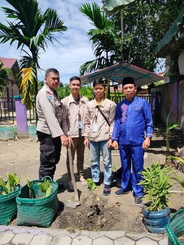 Polisi dan Mahasiswa 'Agen Green Policing' mengajak warga di Siak tanam pohon dan jaga alam dari pembakaran.