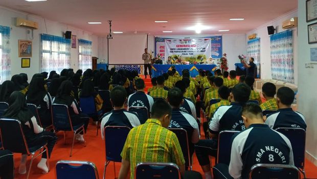 Polisi dan mahasiswa di Riau mensosialisasikan Green Policing dan mengajak siswa SMA di Pekanbaru menanam pohon, Kamis (7/8/2025).