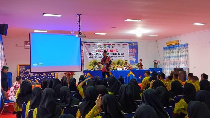 Polisi dan mahasiswa di Riau mensosialisasikan Green Policing dan mengajak siswa SMA di Pekanbaru menanam pohon, Kamis (7/8/2025).