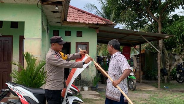Polisi di Dumai menyambut HUT ke-80 RI dengan mengibarkan Merah Putih di rumah warga hingga truk, Kamis (7/8/2025).