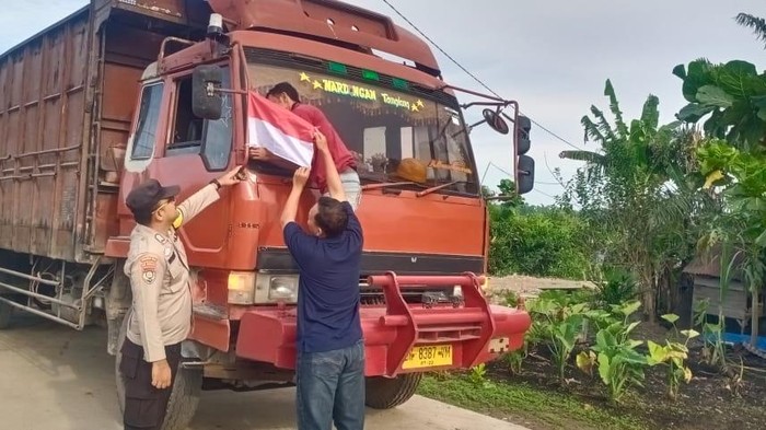 Polisi di Dumai menyambut HUT ke-80 RI dengan mengibarkan Merah Putih di rumah warga hingga truk, Kamis (7/8/2025).