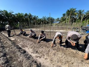 Polisi dan Kelompok Tani di Dumai Tanam Jagung Dukung Swasembada Pangan