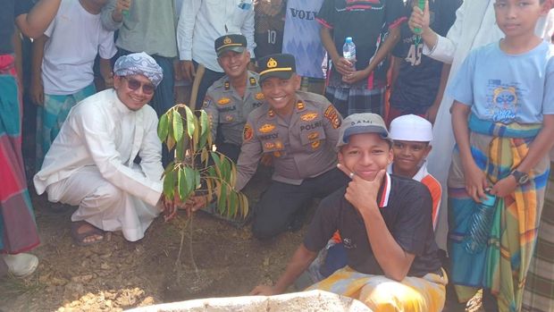 Polres Rohul tanam jagung bareng santri di 4 pondok pesantren, Kamis (7/8/2025).