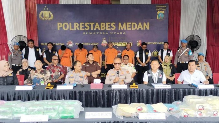 Polrestabes Medan mengungkap kasus peredaran narkoba di Jalan Lintas Sumatera dengan mengamankan 29,976 gram sabu dan 20 ribu butir pil ekstasi. (dok Polrestabes Medan)