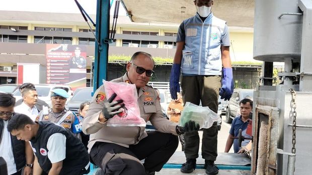 Polrestabes Medan mengungkap kasus peredaran narkoba di Jalan Lintas Sumatera dengan mengamankan 29,976 gram sabu dan 20 ribu butir pil ekstasi. (dok Polrestabes Medan)