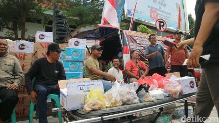 Suasana pokso Aliansi Masyarakat Pati Bersatu yang membuka donasi untuk demo tolak kenaikan PBB Pati di sekitar Alun-alun Pati, Kamis (7/8/2025).