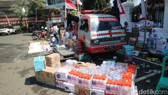 Suasana posko massa penolak kenaikan PBB di Pati Kamis, (7/8/2025). Tak hanya air mineral, massa juga mendapat buah hingga telur busuk untuk aksi 13 Agustus.