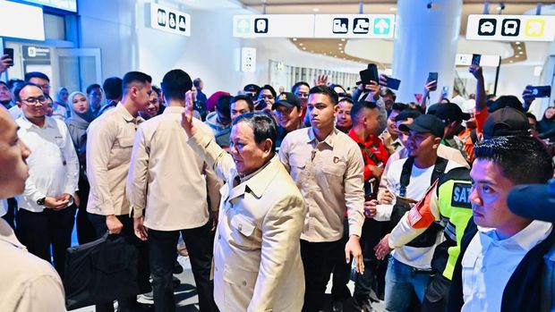Prabowo tiba di Stasiun Whoosh Tegalluar.