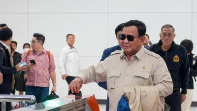 Saat Prabowo Subianto Naik Whoosh 2 Hari Beruntun
