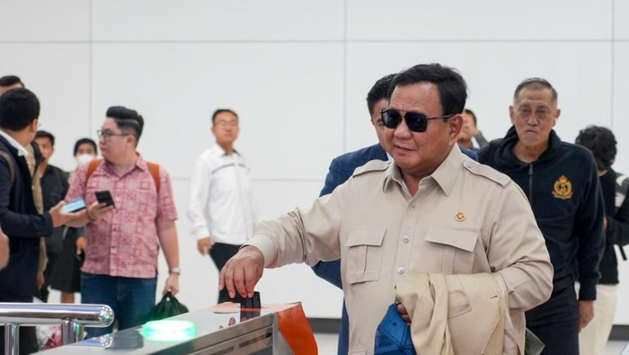 Presiden Prabowo Subianto menggunakan Whoosh untuk menghadiri Konvensi Saintek dan Industri yag dihelat di ITB. Presiden Prabowo Subianto menggunakan Whoosh untuk menghadiri Konvensi Saintek dan Industri yag dihelat di ITB.