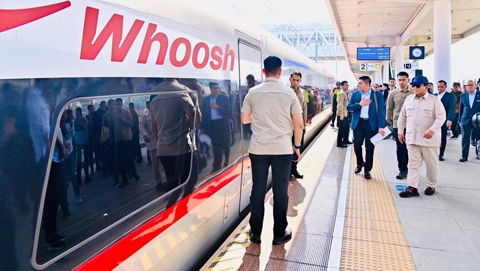 Presiden Prabowo Subianto saat naik Whoosh dari Stasiun Padalarang, Kabupaten Bandung Barat. (Foto: Laily Rachev - Biro Pers Sekretariat Presiden)