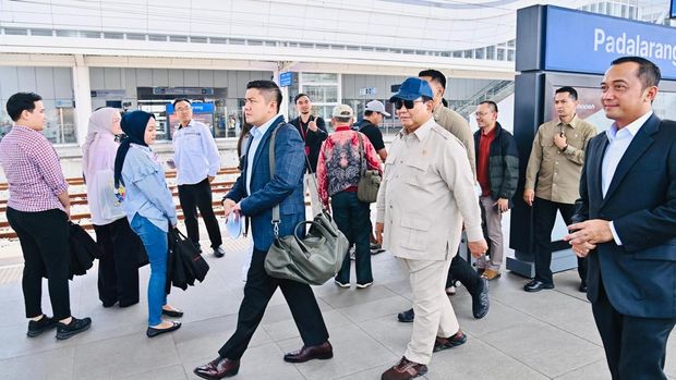 Presiden Prabowo Subianto saat naik Whoosh dari Stasiun Padalarang, Kabupaten Bandung Barat. (Foto: Laily Rachev - Biro Pers Sekretariat Presiden)