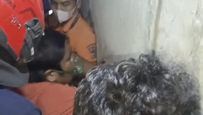 Pria obesitas ekstrem di Surabaya saat dievakuasi
