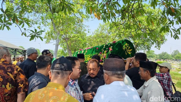 Proses pemakaman Painem ibunda Wakil Wali Kota Surabaya Armuji di TPU Keputih