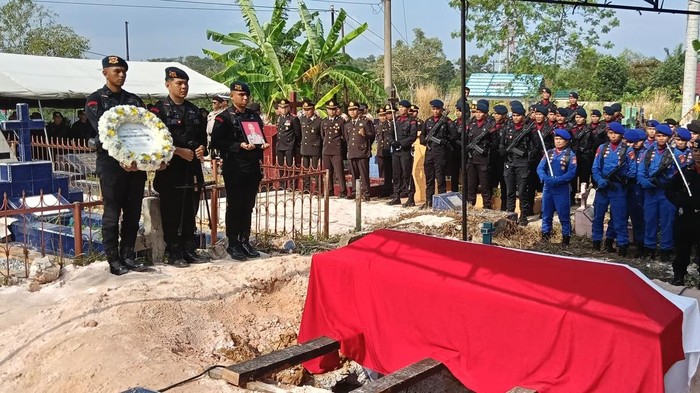 Prosesi pemakaman Ipda Donald Junus Halomoan, personel Polda Riau yang meninggal usai melawan karhutla, Kamis (7/8/2025).