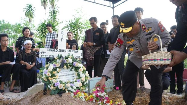 Prosesi pemakaman Ipda Donald Junus Halomoan, personel Polda Riau yang meninggal usai melawan karhutla, Kamis (7/8/2025).