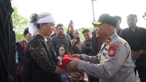 Prosesi pemakaman Ipda Donald Junus Halomoan, personel Polda Riau yang meninggal usai melawan karhutla, Kamis (7/8/2025).