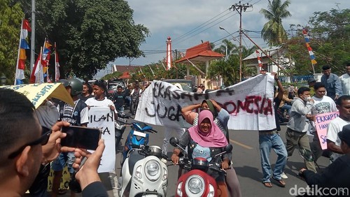 Puluhan warga asal Kelurahan Ekasapta menggeruduk kantor Pengadilan Negeri (PN) Larantuka di Kabupaten Flores Timur, NTT, Kamis (7/8/2025). (Foto: Yurgo Purab/detikBali)