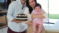Ini momen manis ketika Vincent dan Jedar merayakan usia sang putri, Hagia yang memasuki bulan keempat. Keduanya kompak berpose dengan cake cantik. Foto: Instagram @inijedar
