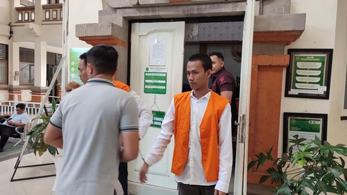Rubi Wicaksono, buruh harian lepas asal Jember, Jawa Timur, seusai jalani persidangan di Ruang Tirta PN Denpasar, Kamis (7/8/2025). (Ahmad Firizqi Irwan/detikBali)