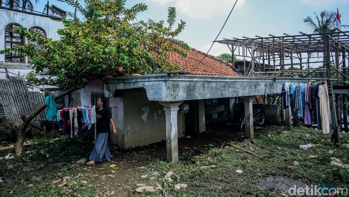 Sebuah rumah ambles di Bintara Jaya, Bekasi. Rumah itu seolah tenggelam bak dimakan tanah.