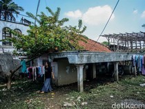 Siasat Wasmo Tinggal di Rumah Dimakan Tanah: Lantai Naik, Plafon Dibongkar