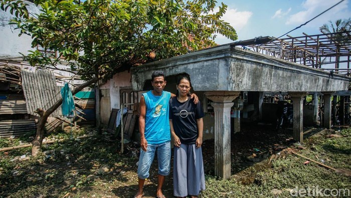 Sebuah rumah ambles di Bintara Jaya, Bekasi. Rumah itu seolah tenggelam bak dimakan tanah.