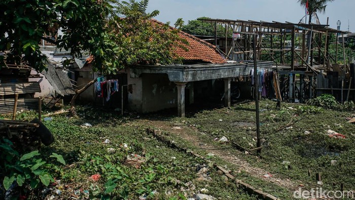 Sebuah rumah ambles di Bintara Jaya, Bekasi. Rumah itu seolah tenggelam bak dimakan tanah.