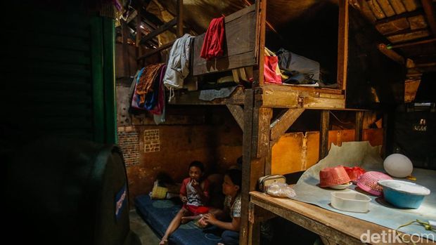 Tampak dalam rumah kontrakan yang ambles di Bintara Jaya, Bekasi.