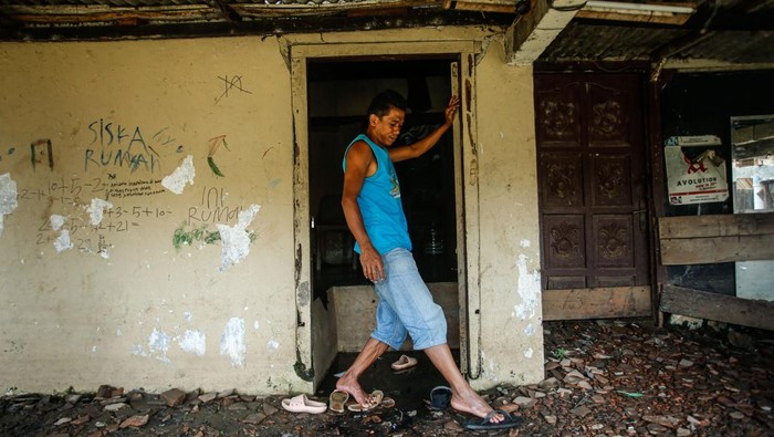 Sebuah rumah ambles di Bintara Jaya, Bekasi. Rumah itu seolah tenggelam bak dimakan tanah.