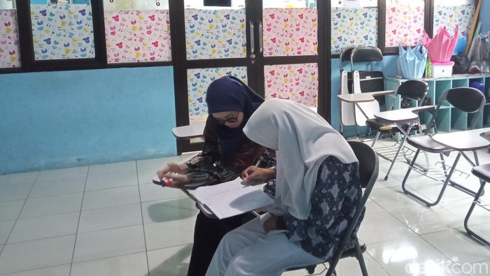 Salwa (kerudung putih), seorang siswi SMK Cipto Kota Cirebon saat mengikuti pelajaran di sekolah