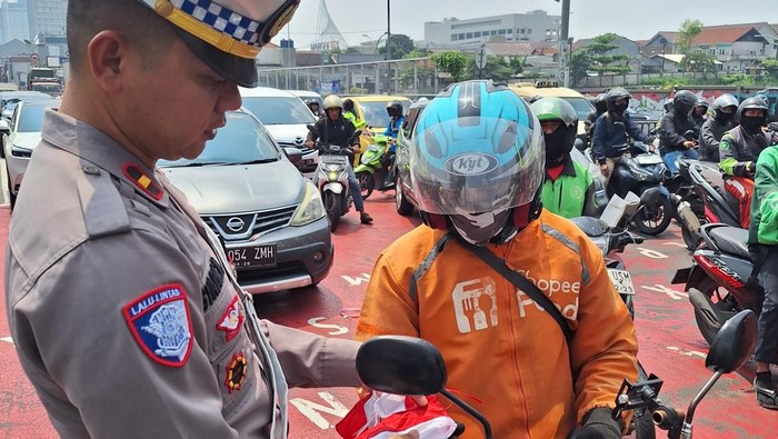Satlantas Polres Depok Bagi-bagi Bendera ke Pengendara Sambut HUT ke-80 RI (Dok polisi).