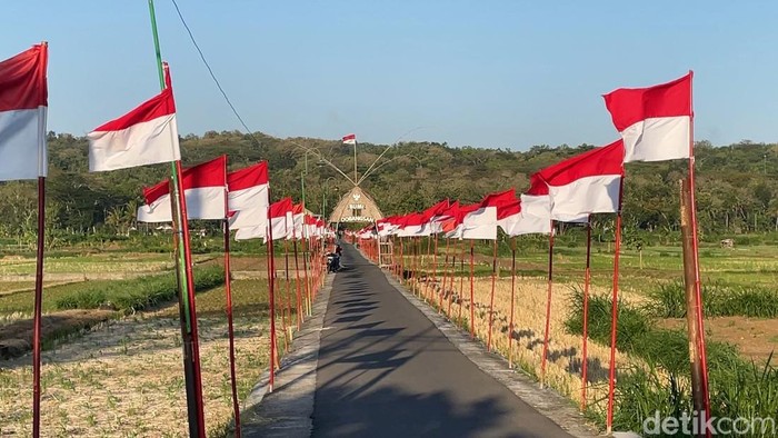 Suasana area sawah yang terpasang ribuan bendera merah putih di Dobangsan, Giripeni, Wates, Kulon Progo, Kamis (7/8/2025)