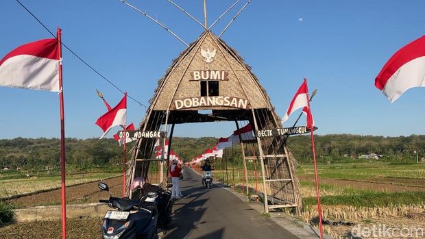 Suasana area sawah yang terpasang ribuan bendera merah putih di Dobangsan, Giripeni, Wates, Kulon Progo, Kamis (7/8/2025)