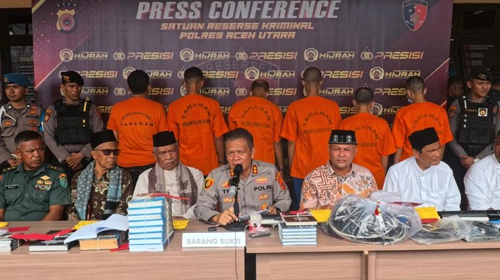 Sebanyak enam pria ditangkap polisi karena diduga menyebar ajaran menyimpang. (Dok. Polres Aceh Utara)