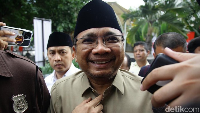 Senyum Gus Yaqut Saat Tiba di KPK Mantan Menteri Agama (Menag) Yaqut Cholil Qoumas memenuhi panggilan Komisi Pemberantasan Korupsi (KPK). Yaqut bakal diklarifikasi KPK terkait penyelidikan dugaan korupsi kuota haji.
Pantauan detikcom di gedung KPK, Kuningan, Jakarta Selatan, Kamis (7/8/2025), Yaqut tiba sekitar pukul 09.29 WIB.